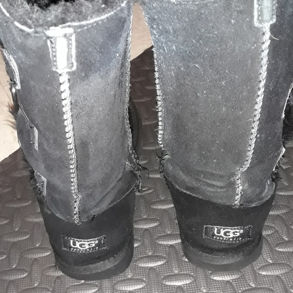 UGG - Picture 2 of 2